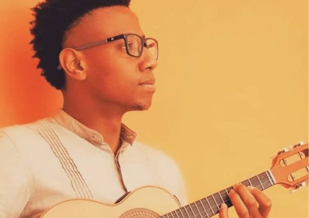 Cassiano Americo com um cavaquinho